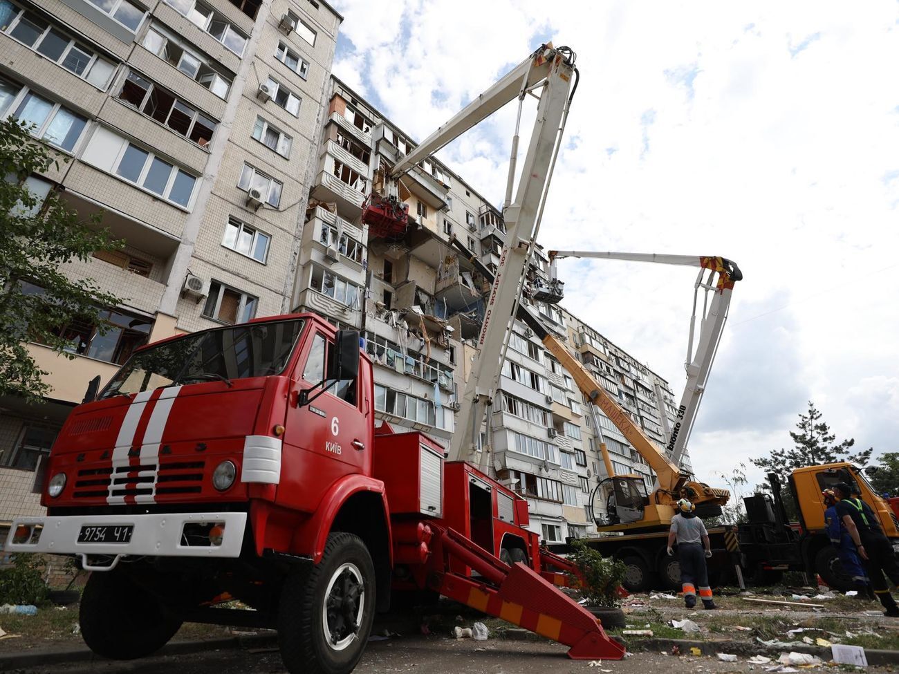 У Києві стався вибух у багатоповерховому будинку. Фоторепортаж