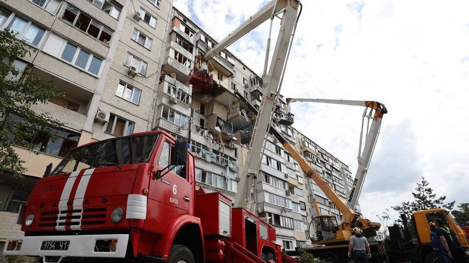 У Києві стався вибух у багатоповерховому будинку. Фоторепортаж