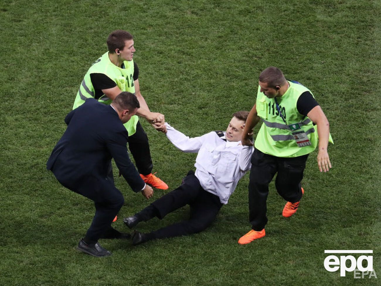 В 2018 году Верзилов выбежал на поле во время финала первенства мира по футболу