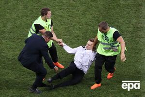 В 2018 году Верзилов выбежал на поле во время финала первенства мира по футболу