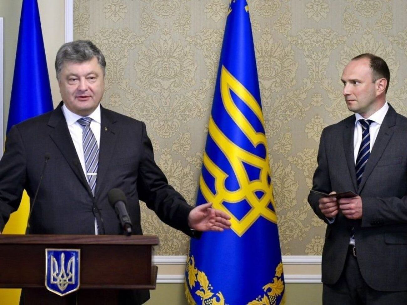 ДБР вважає Порошенка і Божка співучасниками