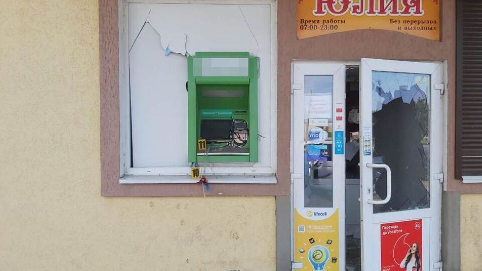 Постраждав банкомат, розташований у магазині