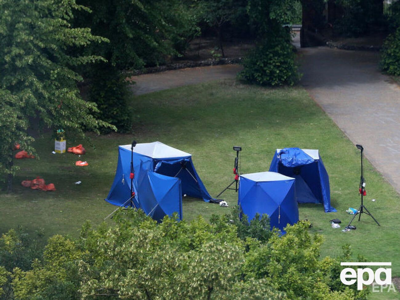 Злоумышленник зарезал трех человек в парке