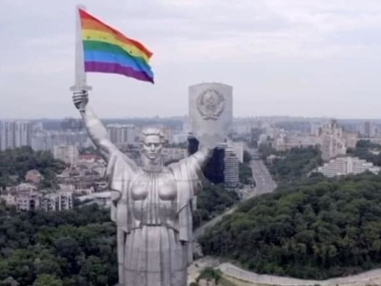 Флаг ЛГБТ завис в 100 метрах над Киевом