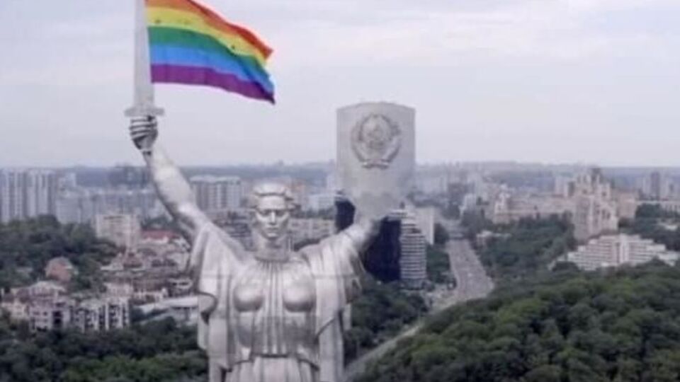 Прапор ЛГБТ завис за 100 метрів над Києвом