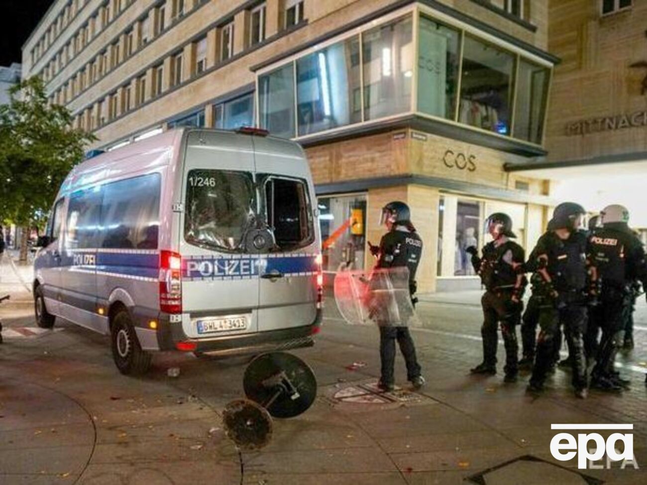 Были повреждены 12 полицейских машин