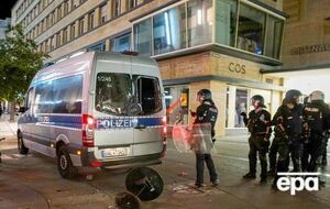 Были повреждены 12 полицейских машин