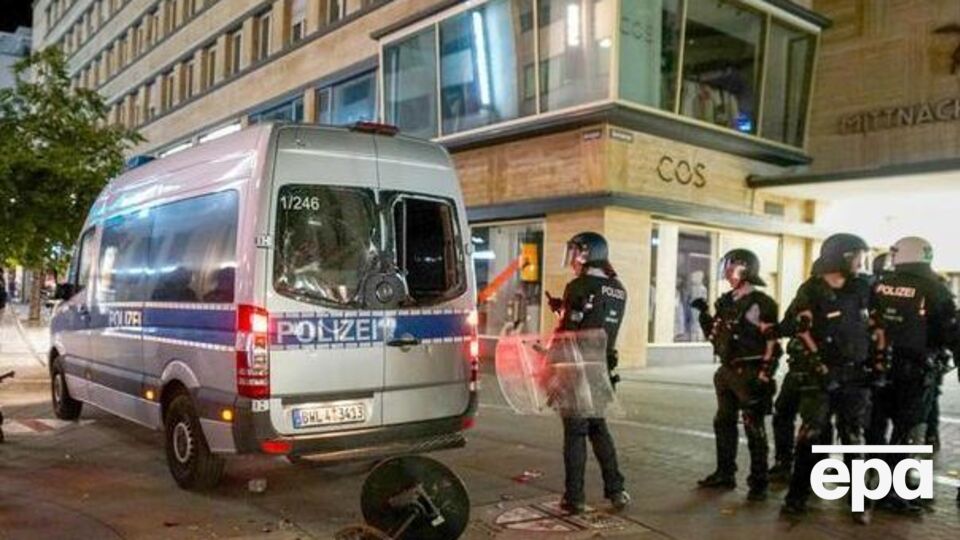 Были повреждены 12 полицейских машин