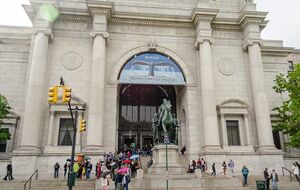 Статуя установлена у входа в здание музея