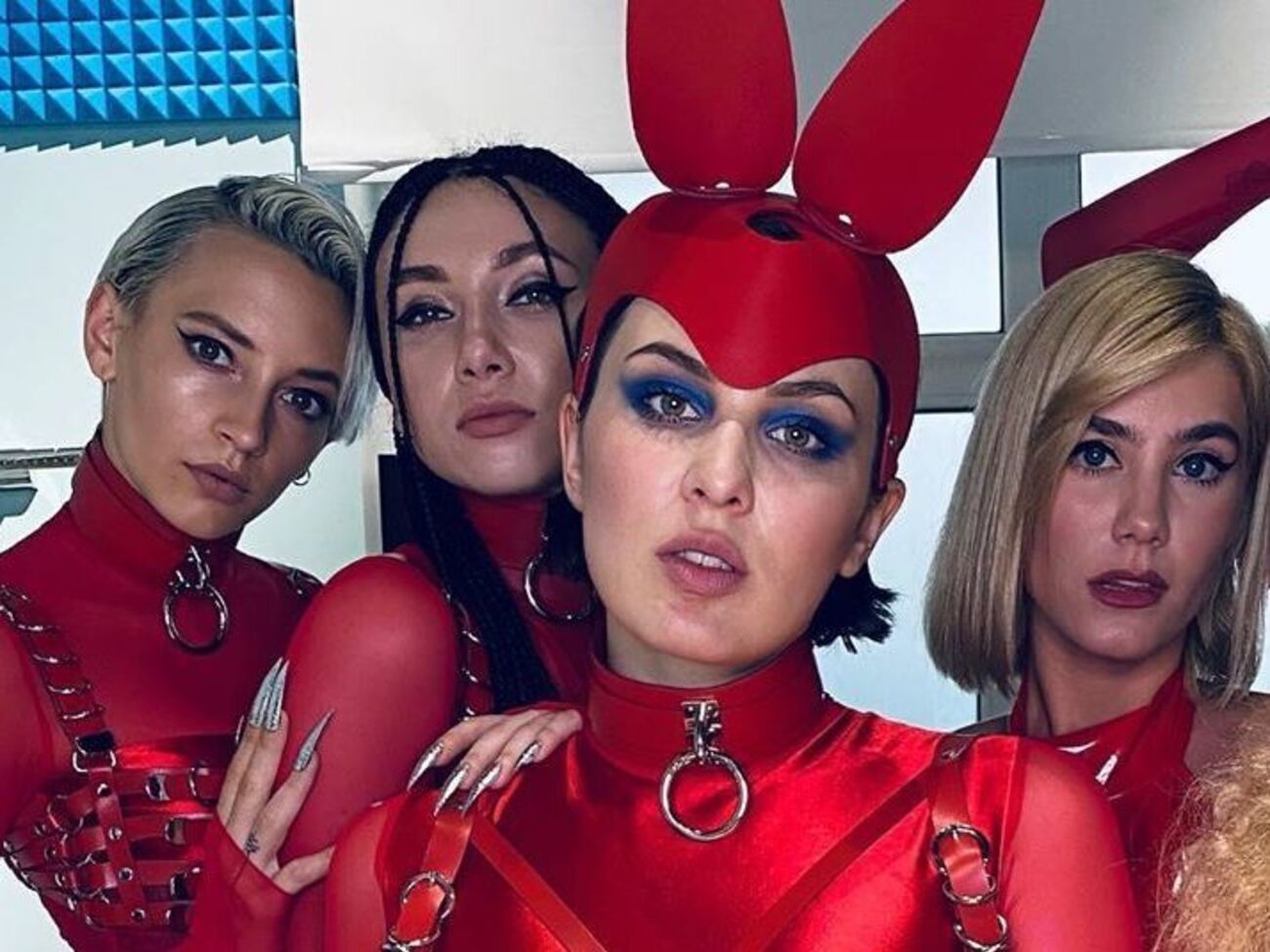 Maruv постала в червоному атласному боді й червоному прозорому комбінезоні, а в окремих епізодах – у капелюшку з вухами кролика