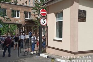 По данным полиции, на акцию протеста собралось около 100 человек