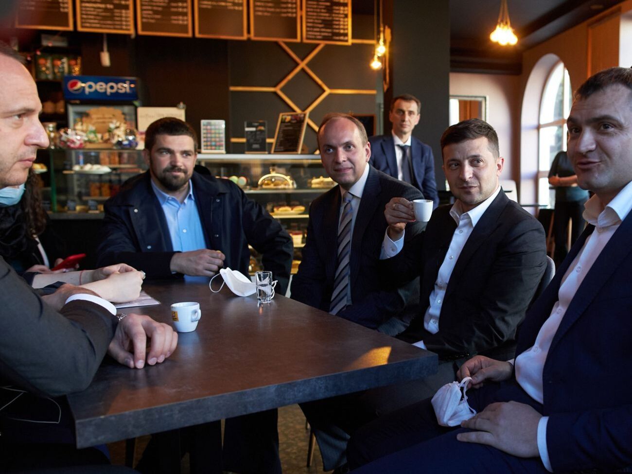 Зеленский (второй слева) нарушил условия карантина, посетив кафе в Хмельницком