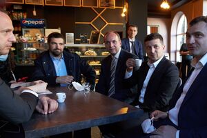 Зеленский (второй слева) нарушил условия карантина, посетив кафе в Хмельницком