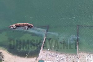 Танкер обещали убрать до начала курортного сезона, но так этого и не сделали