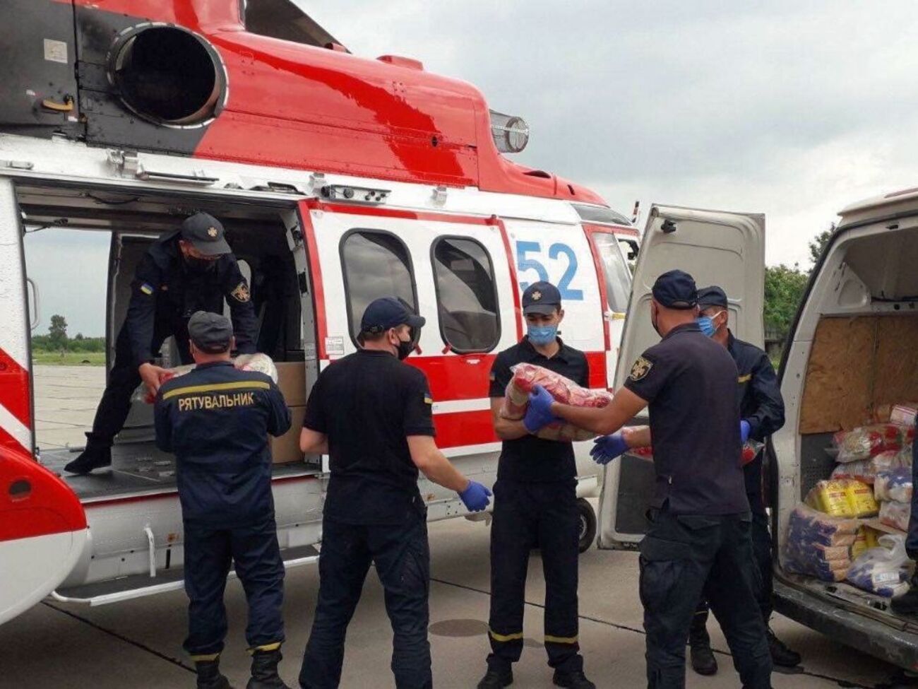Рятувальники та поліцейські проводять повітряний і наземний моніторинг місцевості, а також евакуацію людей з аварійних будинків, доправляють їжу і воду