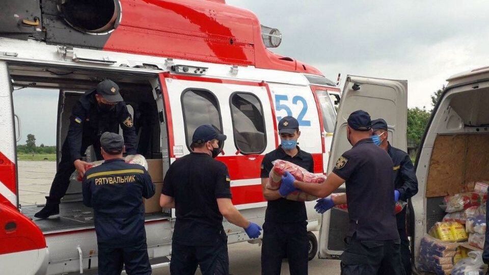 Рятувальники та поліцейські проводять повітряний і наземний моніторинг місцевості, а також евакуацію людей з аварійних будинків, доправляють їжу і воду