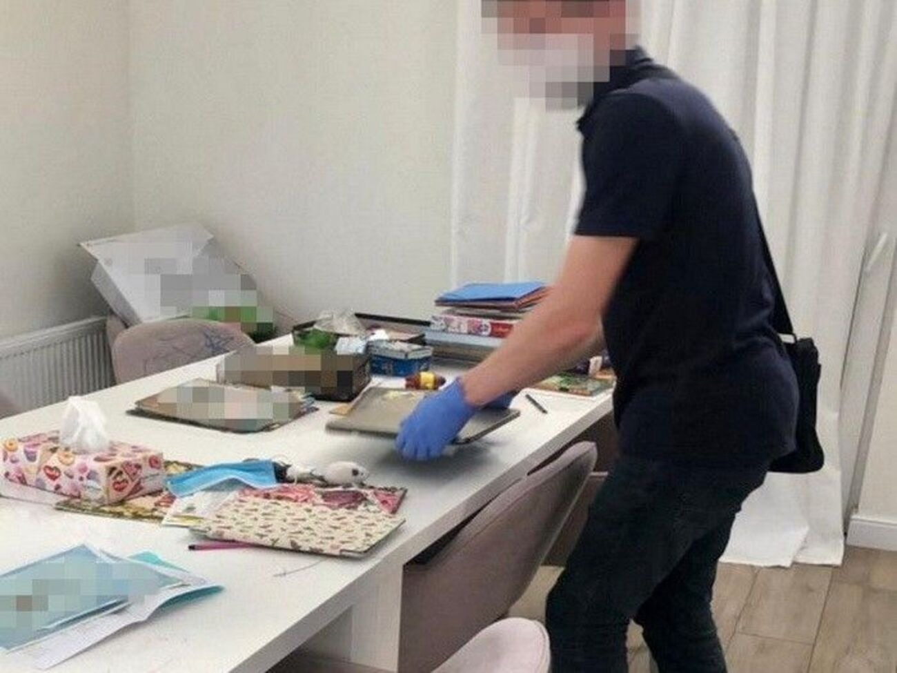 В ходе обысков были изъяты банковские карточки, наличные и ценности более чем на 12 млн грн, документы на движимое и недвижимое имущество в Украине и за рубежом
