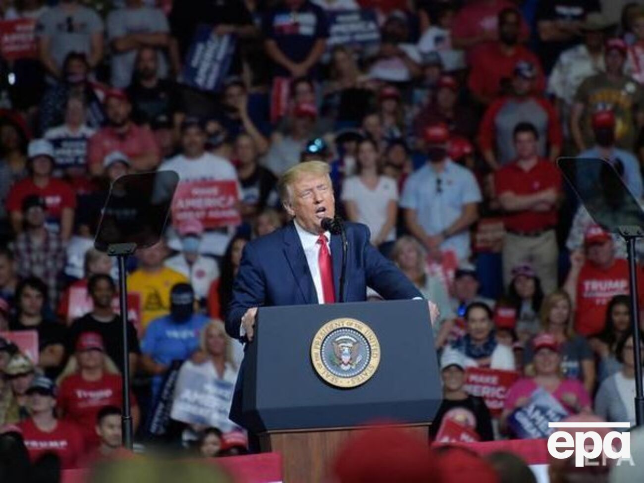 Представители Трампа заявили, что "радикальные" демонстранты якобы блокировали вход на стадион