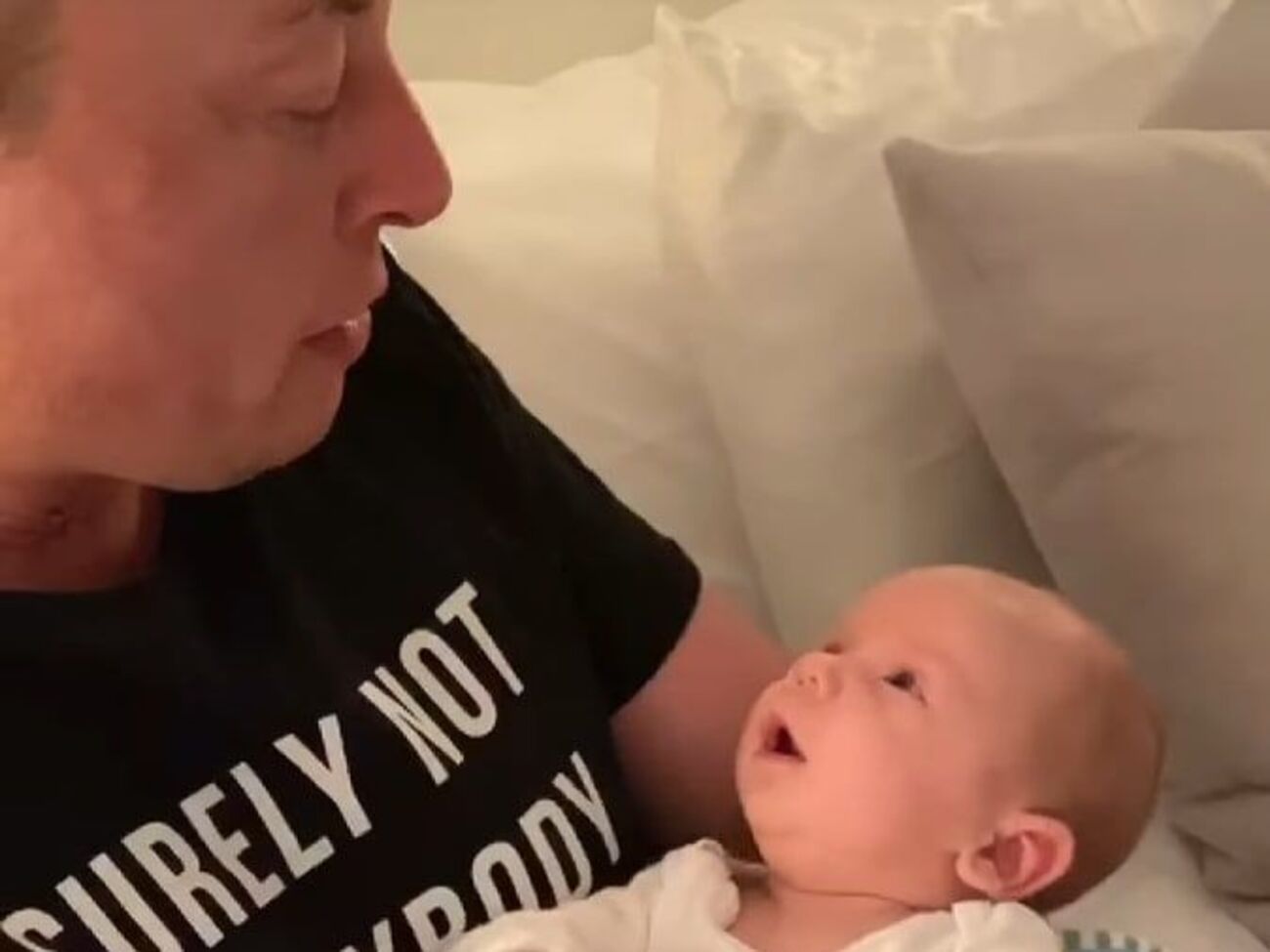 Півторамісячний син Маска уважно розглядав обличчя батька, коли той тримав його на руках