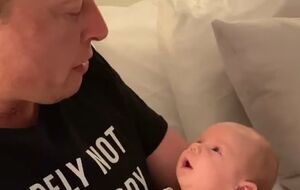 Полуторамесячный сын Маска внимательно разглядывал лицо отца, когда тот держал его на руках