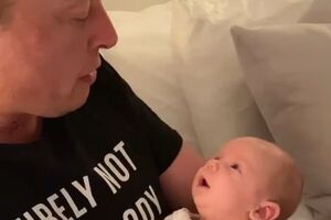 Полуторамесячный сын Маска внимательно разглядывал лицо отца, когда тот держал его на руках