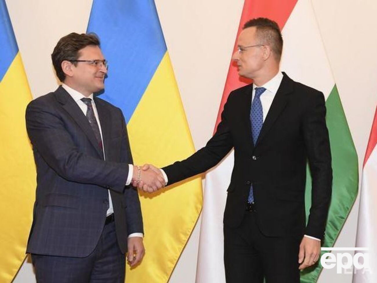 Кулеба (на фото слева) отметил, что часто общается с Сийярто