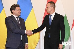 Кулеба (на фото ліворуч) зазначив, що часто спілкується із Сіярто