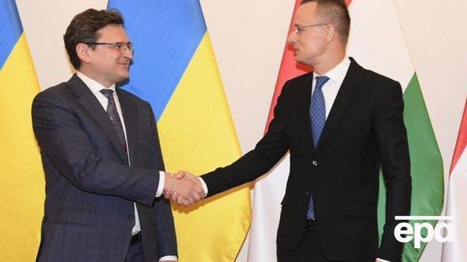 Кулеба (на фото ліворуч) зазначив, що часто спілкується із Сіярто