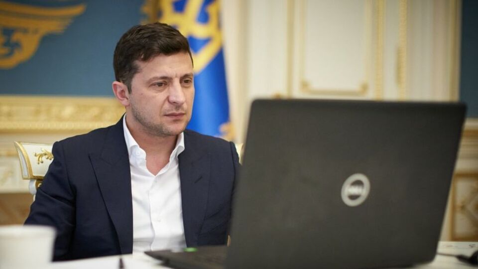 Зеленский записал видеоролик с обращением к водителям перегруженных фур