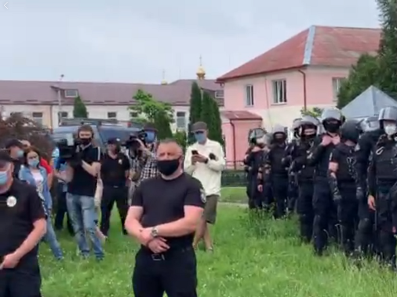 Активісти прийшли поспілкуватися з нардепом від "Слуги народу" Сергієм Литвиненком, зазначили в "Нацкорпусі"