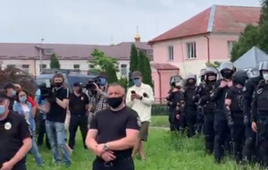 Активисты пришли пообщаться с нардепом от "Слуги народа" Сергеем Литвиненко, отметили в "Нацкорпусе"