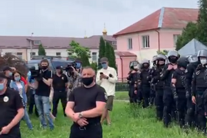 Активисты пришли пообщаться с нардепом от "Слуги народа" Сергеем Литвиненко, отметили в "Нацкорпусе"