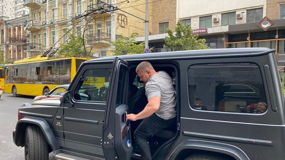 Супрун сфотографировала автомобиль, в который забежал мужчина, пытавшийся ее запугать