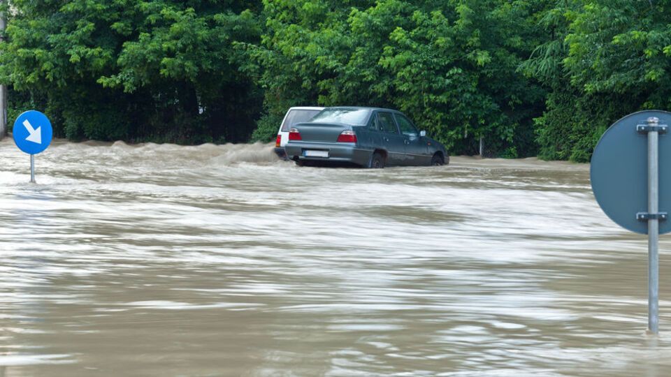 В Прикарпатье и на Буковине из-за непогоды объявили красный (третий) уровень опасности