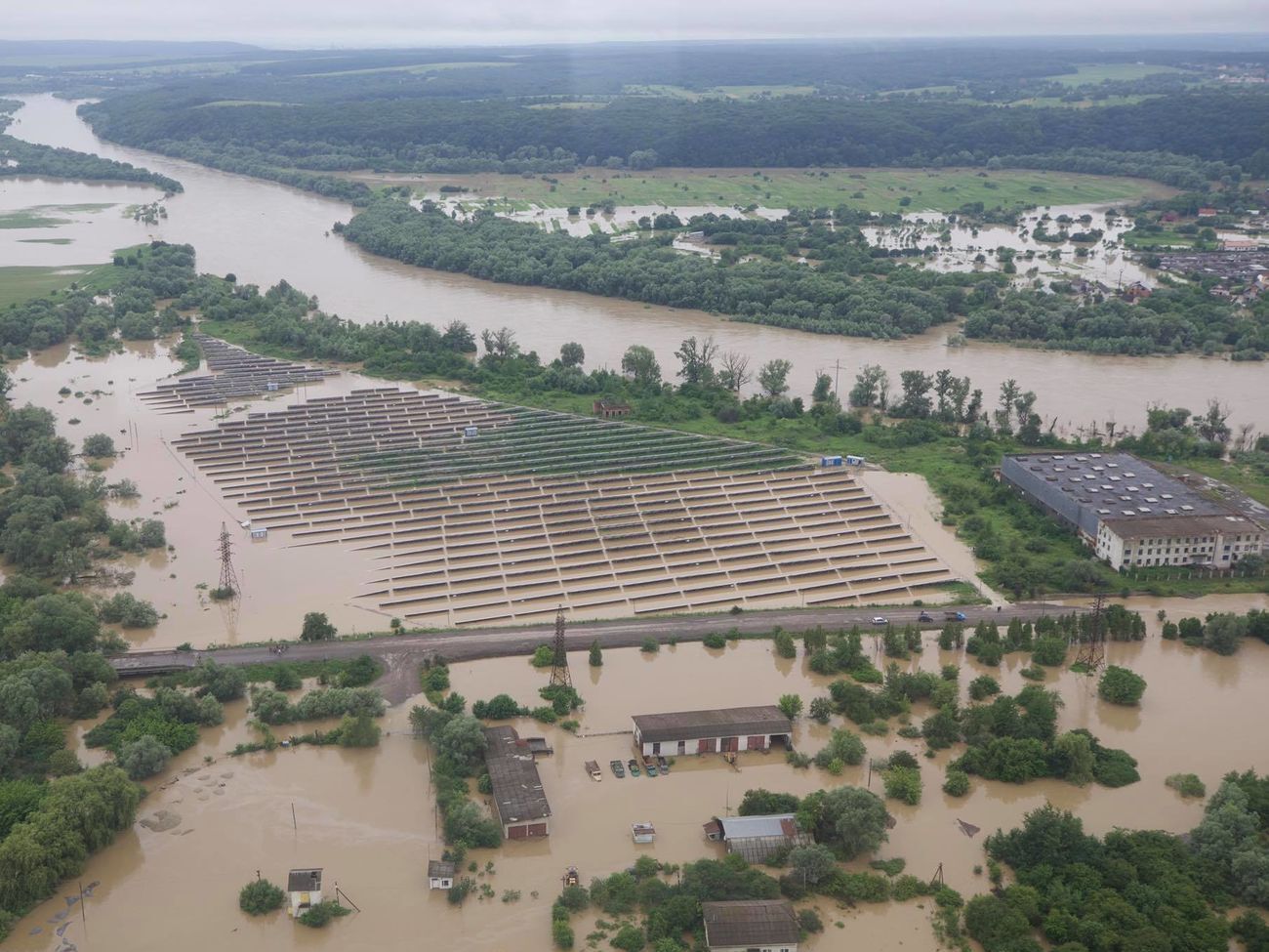 Наводнение в Западной Украине: тысячи подтопленных домов, сотни поврежденных мостов. Фоторепортаж