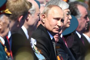 Справа от Путина на параде был Лукашенко, слева – Токаев