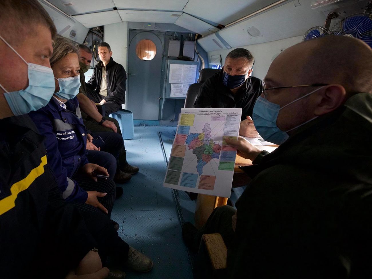 Шмыгаль (справа) облетел самые затопленные районы Прикарпатья