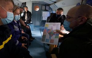 Шмыгаль (справа) облетел самые затопленные районы Прикарпатья