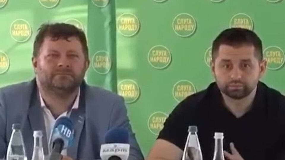 23 червня в мережі з'явилося відео, де Корнієнко та Арахамія обговорювали колегу по фракції Аллахвердієву