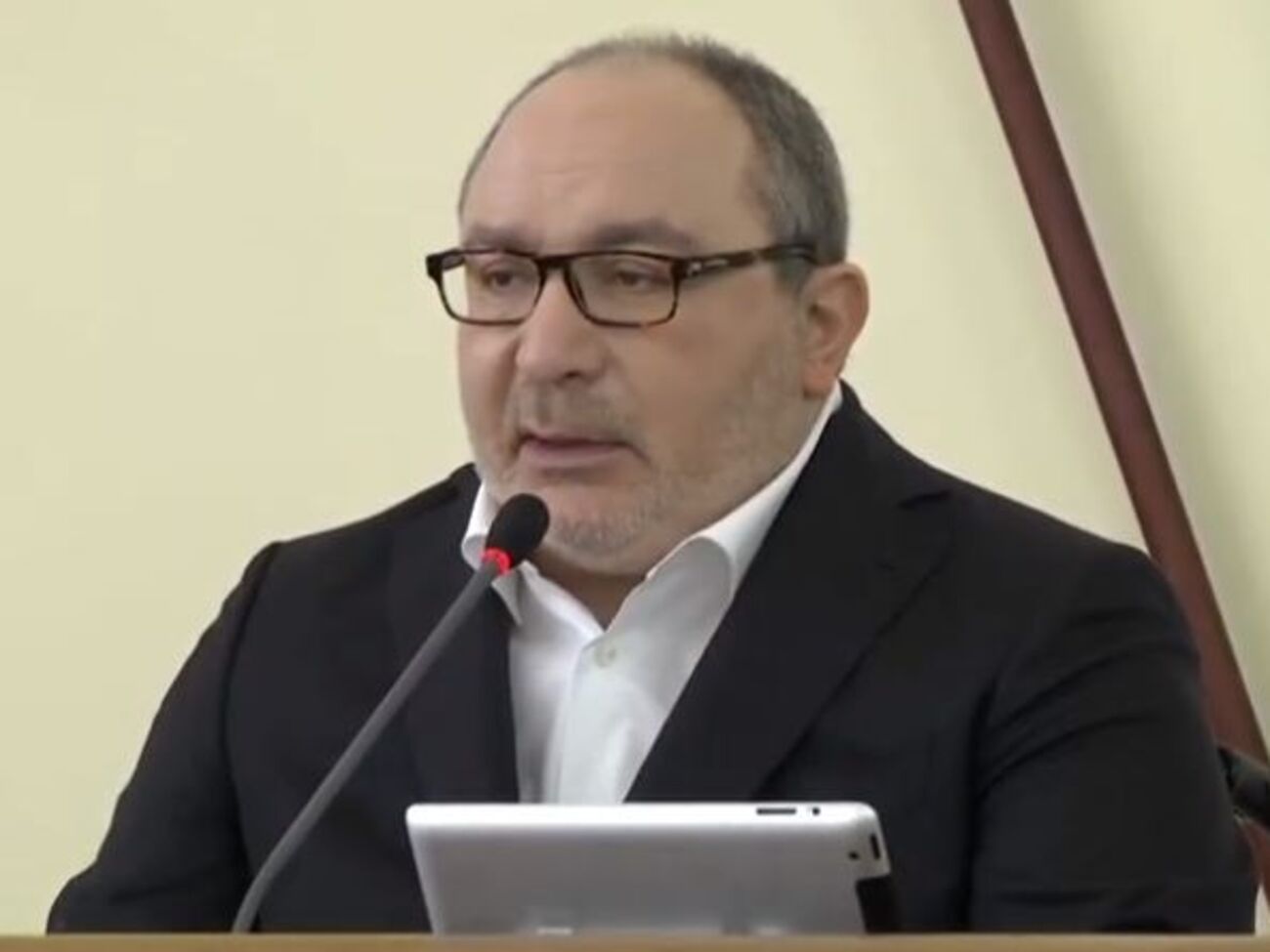 Кернес вел сессию без маски