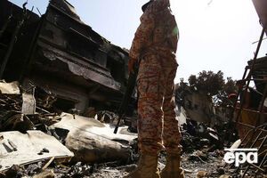 Самолет упал на жилой район Карачи