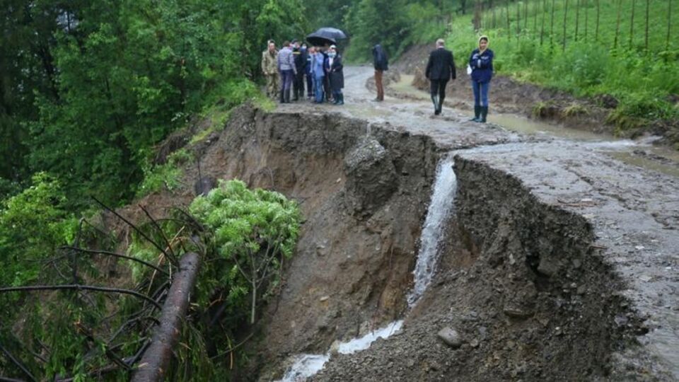 В Івано-Франківській області підтоплено 4596 будинків, зруйновано приблизно 110 км автодоріг і 90 мостів