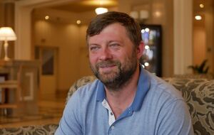 23 июня в сети появилось видео, где Корниенко и Арахамия обсуждали коллегу по фракции Аллахвердиеву