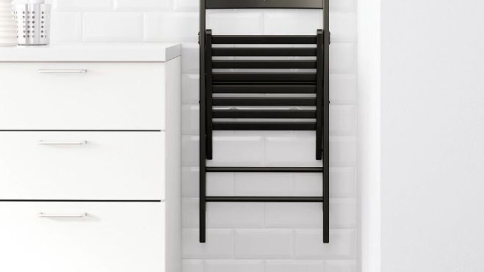 У Earthsight стверджують, що з незаконно вирубаної в Україні деревини виробляють складні стільці Terje