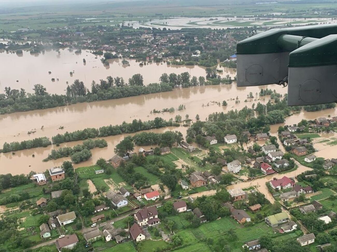 На западе Украины продолжается наводнение