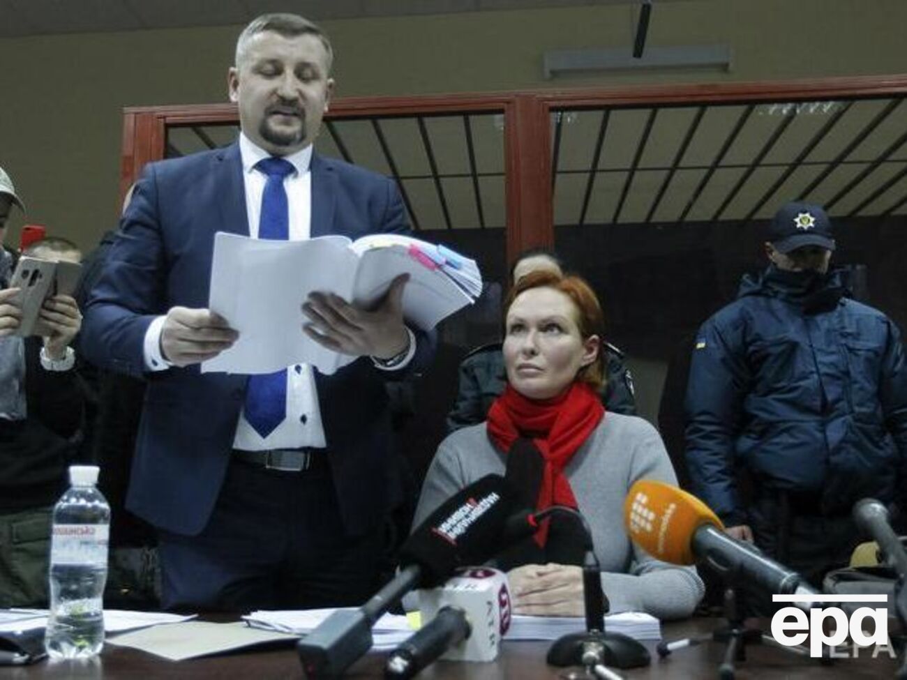 Кузьменко (в центрі) підозрюють у тому, що разом з Антоненком вона підклала вибухівку Шеремету