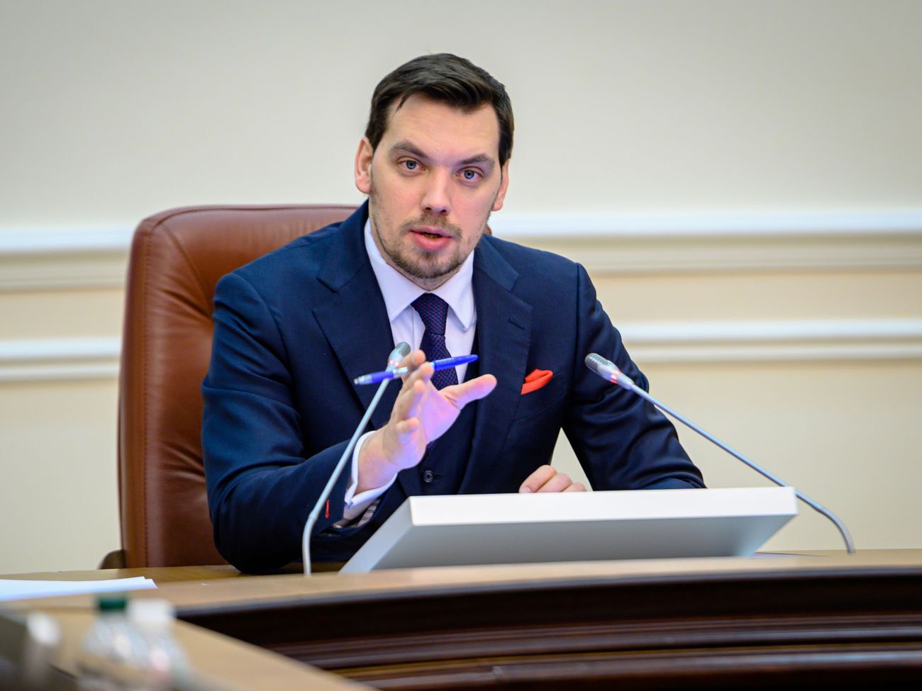 Гончарук: Если ты не платишь своим чиновникам, твоим чиновникам будет платить кто-то другой