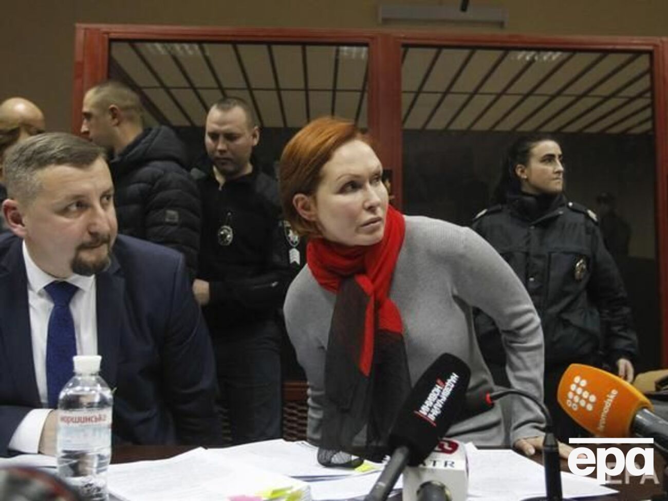 Кузьменко (у центрі) заявила, що не ризикнула б узяти вибухівку через "феноменальну незграбність"