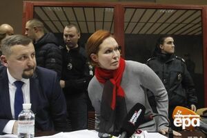 Кузьменко (у центрі) заявила, що не ризикнула б узяти вибухівку через "феноменальну незграбність"