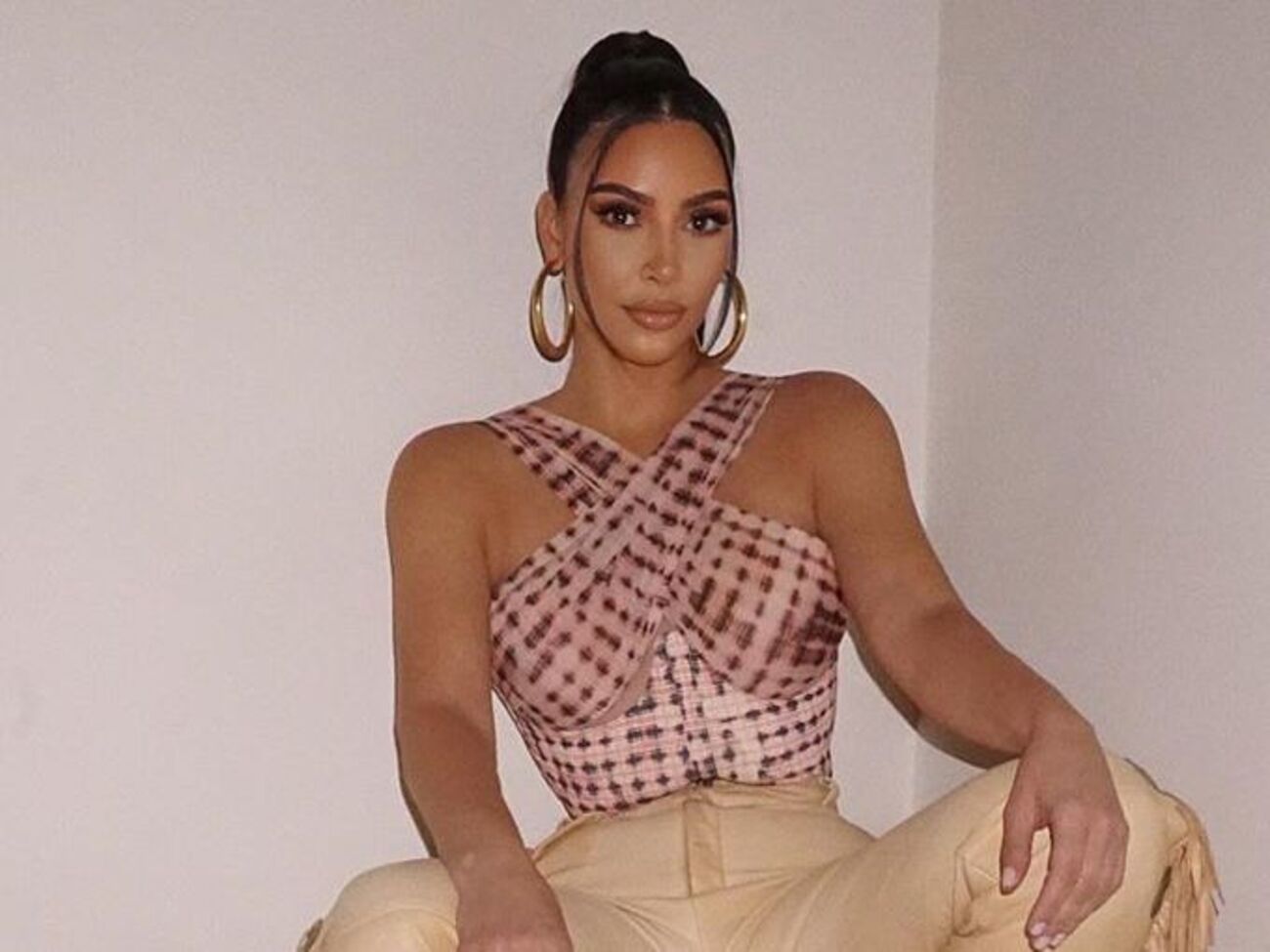 Кардашян примерила кожаные брюки